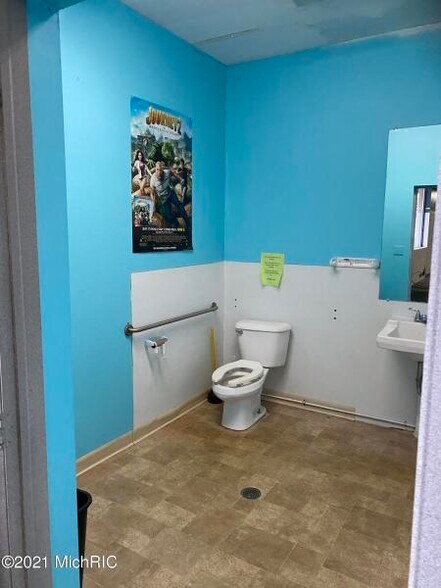More Photos Of 113 Cypress St, Manistee Freestanding For Lease