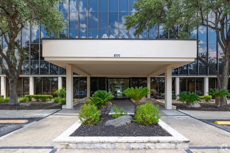 More Photos Of 8700 Tesoro Dr, San Antonio Office For Sale
