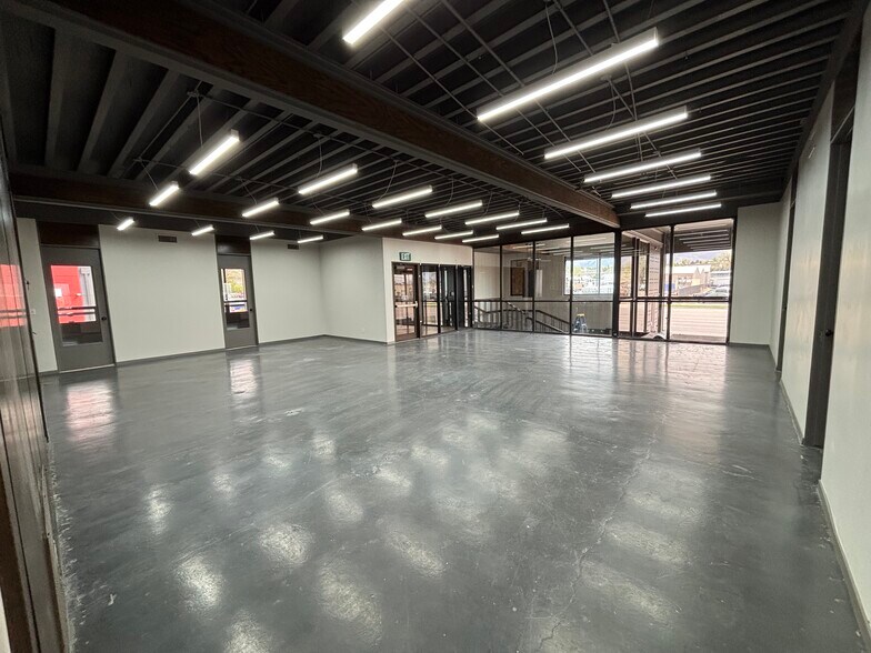 More Photos Of 115 N Geneva Rd, Vineyard Office For Lease