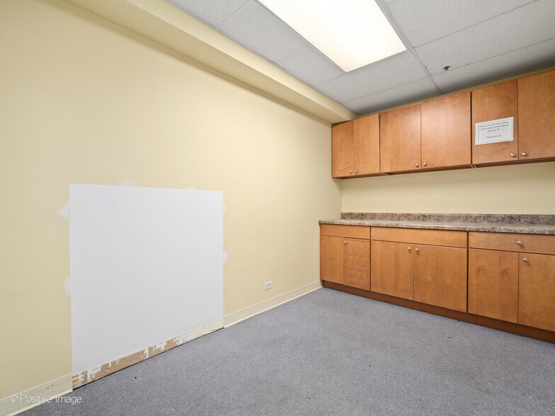 More Photos Of 1300-1308 Waukegan Rd, Glenview Loft Creative Space For Lease