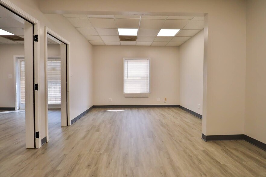 More Photos Of 4701-4731 W Midlothian Tpke, Crestwood Office For Sale