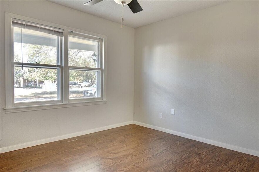 More Photos Of 3905 Prairie Ln, Austin Flex For Sale