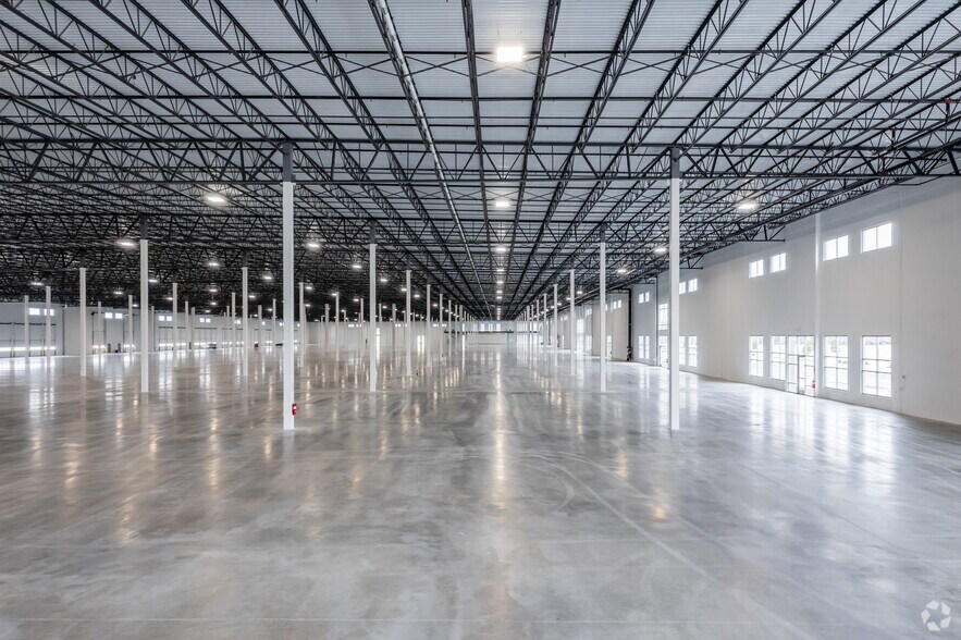More Photos Of 9141 S 13th St, Oak Creek Warehouse For Lease