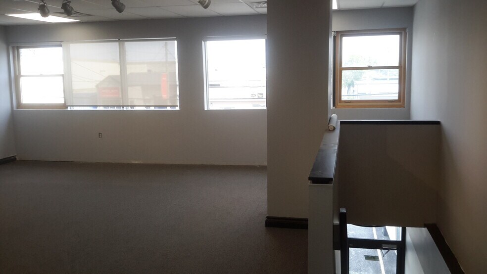 More Photos Of 854 Boyd Ave, Ottawa Warehouse For Lease