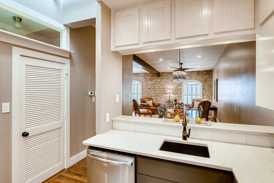 More Photos Of 706 S Austin Ave, Georgetown Storefront Retail Office For Lease