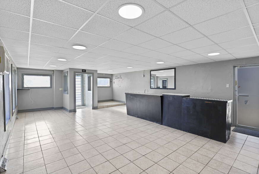 More Photos Of 1850 Easton Blvd, Des Moines Storefront Retail Residential For Sale