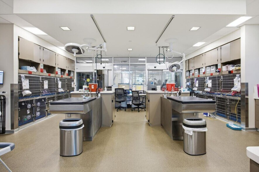 More Photos Of 4801 West Fwy, Fort Worth Veterinarian Kennel For Sale