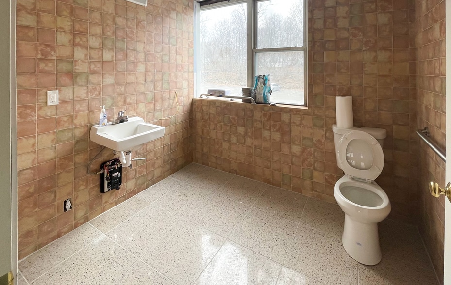 More Photos Of 554 Main St, Oakville Storefront Retail Office For Lease