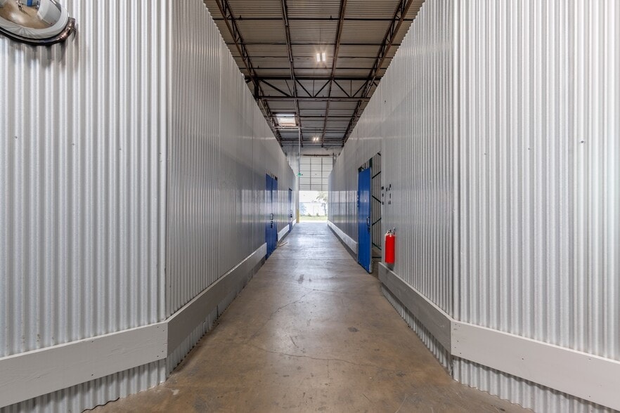 More Photos Of 11410-11420 Mathis Ave, Farmers Branch Distribution For Lease