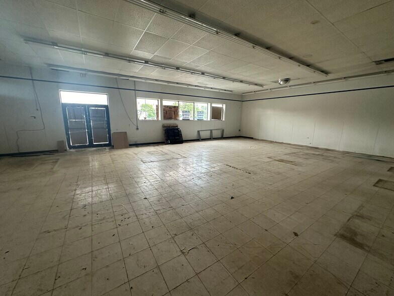 More Photos Of 4407 Military Rd, Niagara Falls Storefront Retail Office For Lease