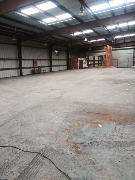 More Photos Of 5017 N Coolidge Dr, Tampa Warehouse For Lease