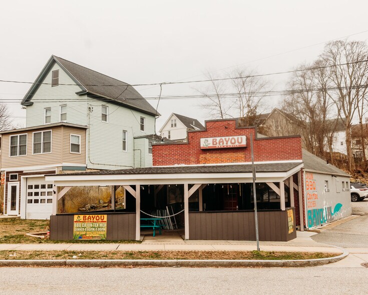 Primary Photo Of 221 Shaw St, New London Bar For Lease