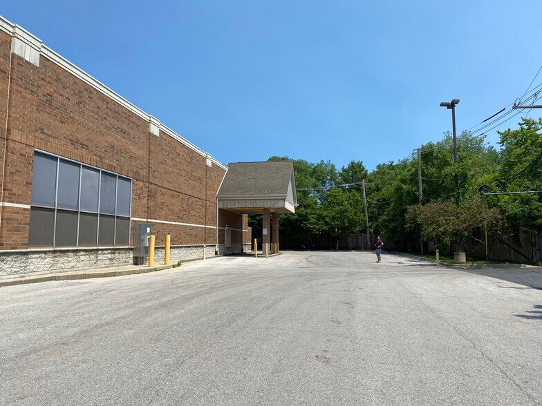 More Photos Of 2011 E 95th St, Chicago Drugstore For Sale