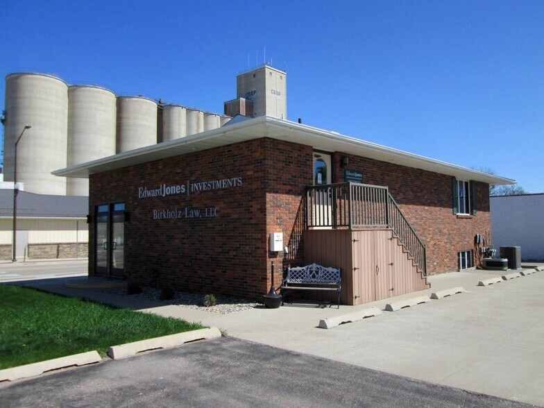 More Photos Of 101 7th St S, Saint James Freestanding For Lease