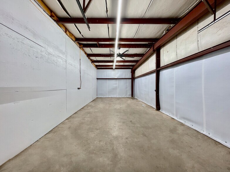 More Photos Of 2617 President Ave Ext, Tupelo Warehouse For Lease