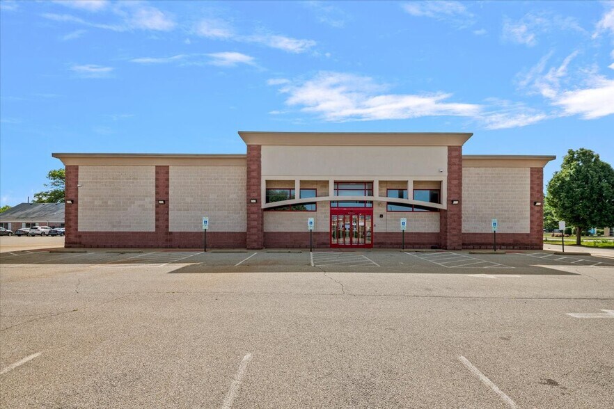 More Photos Of 601-621 S Grand Ave E, Springfield Drugstore For Lease
