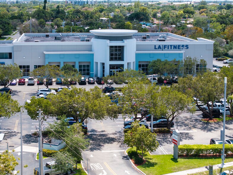 More Photos Of 1600-1760 NE Miami Gardens Dr, Miami Unknown For Lease