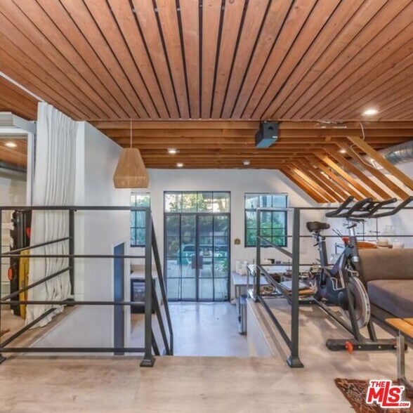 More Photos Of 5005 W Washington Blvd, Los Angeles Storefront Retail Residential For Lease