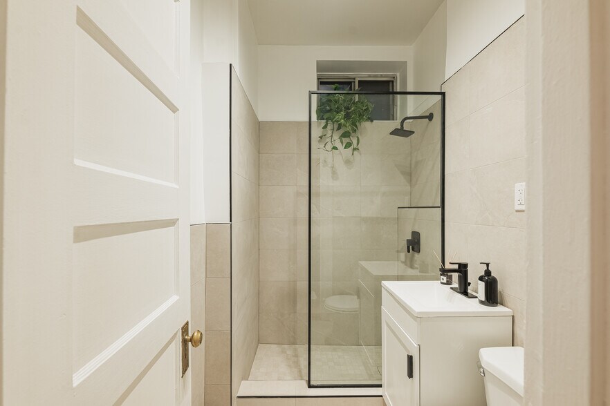More Photos Of 2150 Rue Tupper, Montréal Apartments For Sale