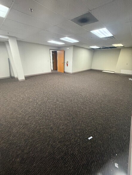 More Photos Of 220 W Campus Dr, Arlington Heights Research And Development For Lease