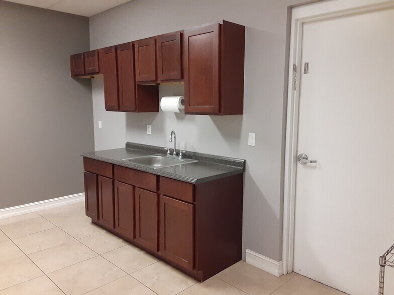 More Photos Of 4975-4977 Royal Gulf Cir, Fort Myers Medical For Lease