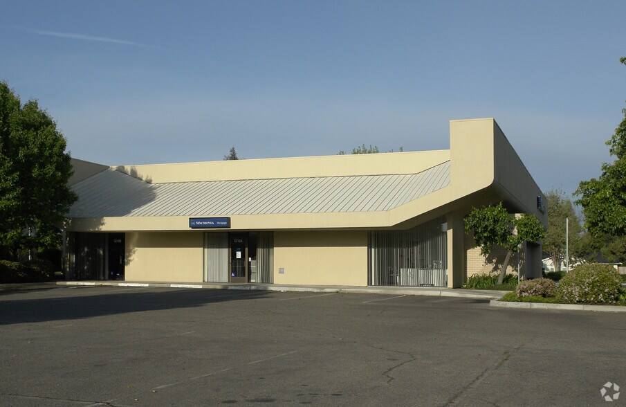More Photos Of 5210 N Palm Ave, Fresno Bank For Lease