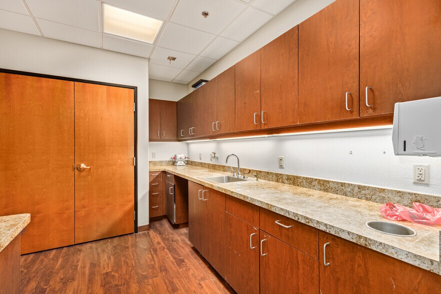 More Photos Of 9179 W Thunderbird Rd, Peoria Medical For Sale