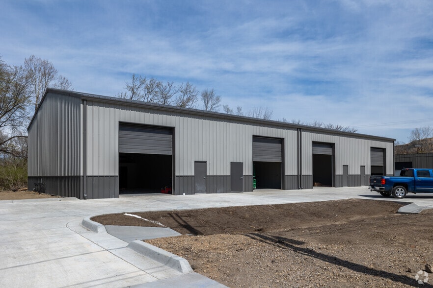 More Photos Of 100 NE Harlem Rd, Kansas City Light Manufacturing For Lease