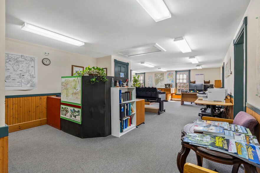 More Photos Of 1037 Wiscasset rd, Boothbay Flex For Sale