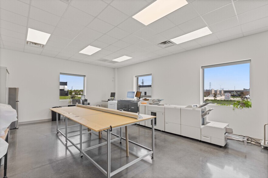 More Photos Of 220 Ibis St, Webster Showroom For Lease