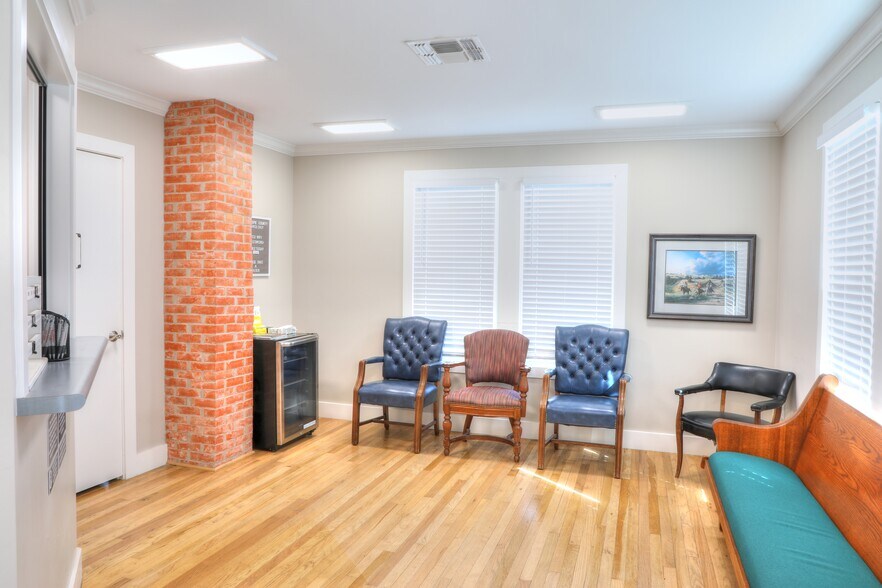 More Photos Of 1892 W US Highway 290, Fredericksburg Medical For Sale