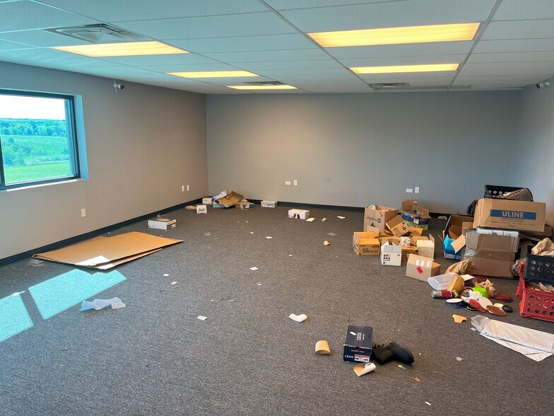 More Photos Of 4759 Town Center Dr, Colorado Springs Warehouse For Lease