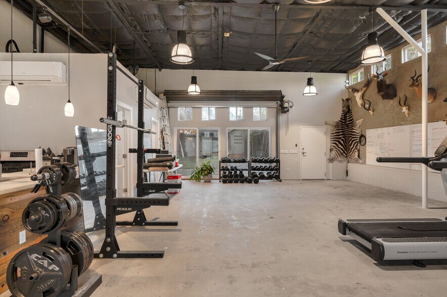 More Photos Of 2428 San Benito St, Fresno Showroom For Sale