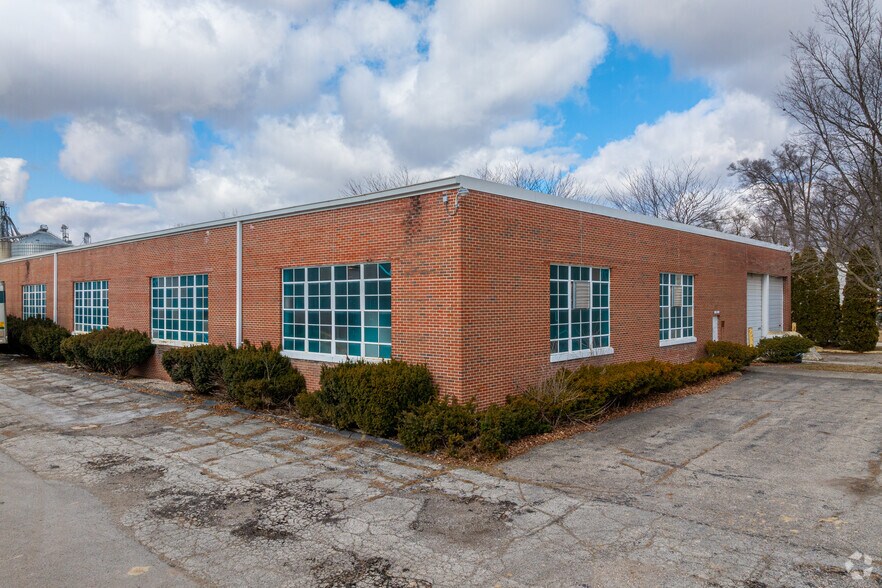 More Photos Of 111 E Broad St, South Whitley Warehouse For Lease