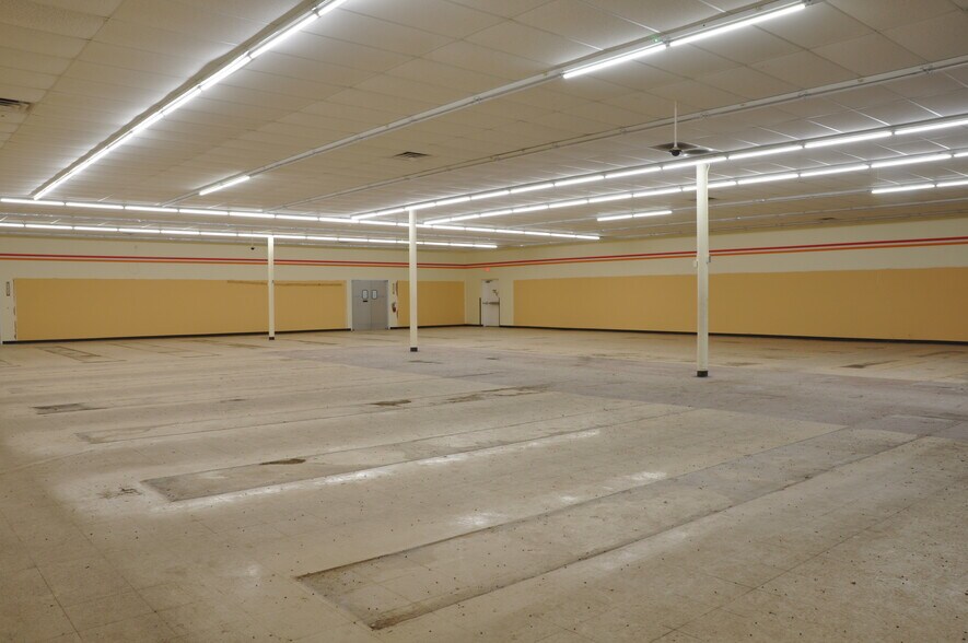 More Photos Of 704 W 3rd Ave N, Aurora Freestanding For Sale