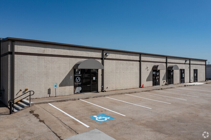 More Photos Of 709-711 Business Way, Wylie Showroom For Lease