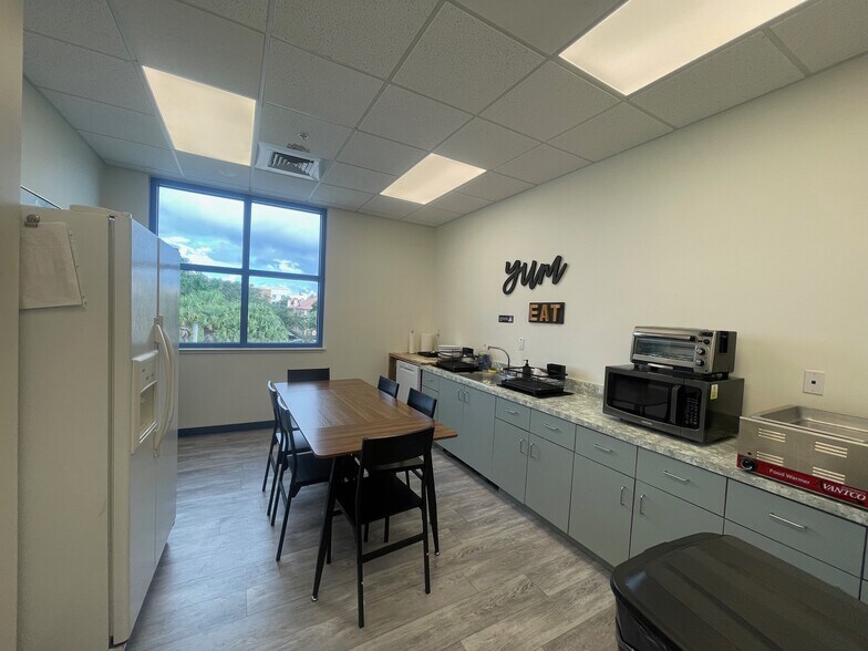 More Photos Of 2505 Metrocentre Blvd, West Palm Beach Medical For Lease