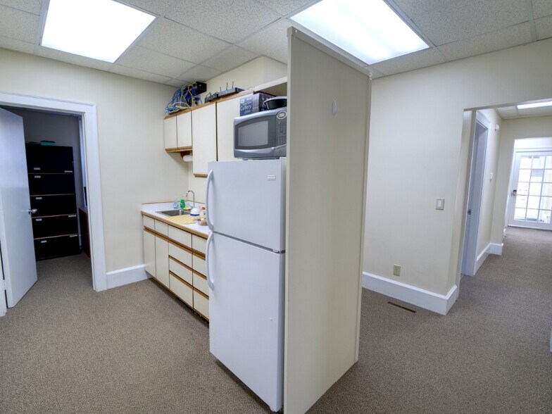 More Photos Of 71 Park Ave, West Springfield Medical For Sale