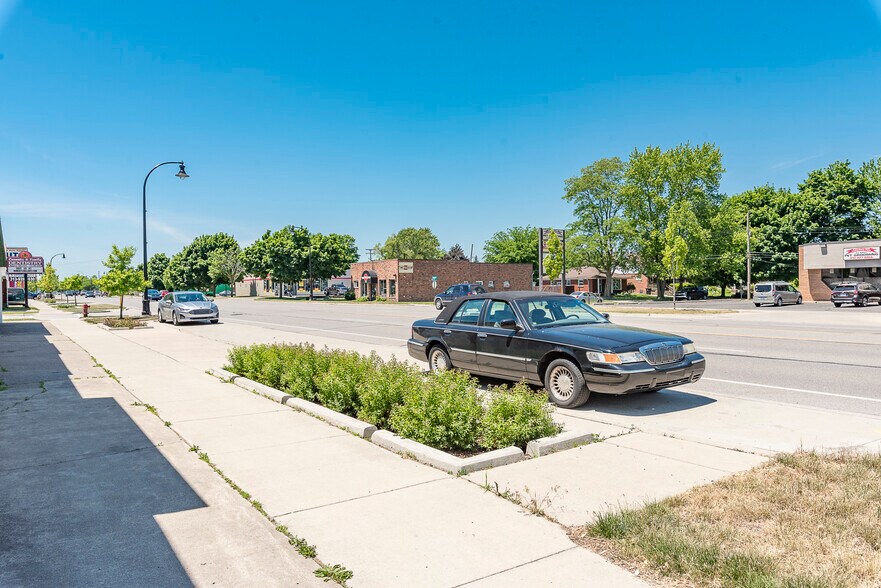 More Photos Of 18735 Ecorse Rd, Allen Park Office For Lease