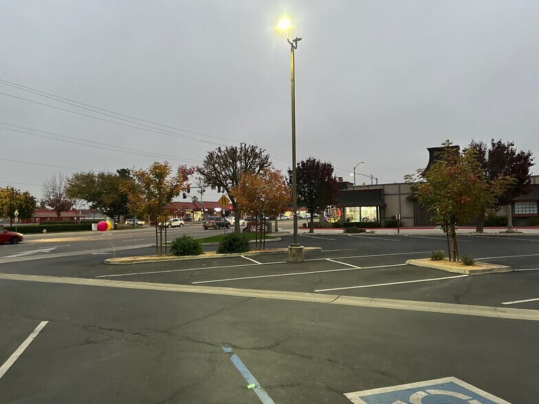 More Photos Of 1917 W Caldwell Ave, Visalia Freestanding For Lease