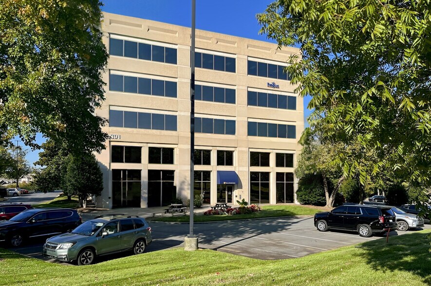 More Photos Of 301 McCullough Dr, Charlotte Coworking Space