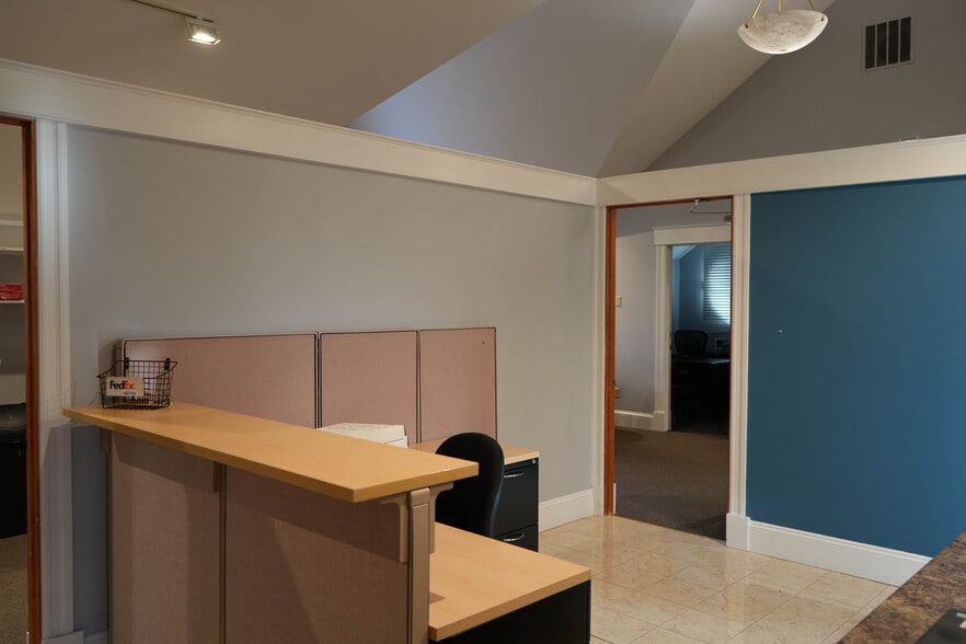 More Photos Of 1 Club Acre Ln, Bedford Office For Lease