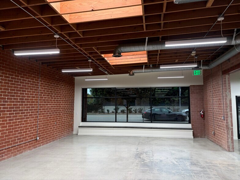 More Photos Of 2558 Overland Ave, Los Angeles Office For Lease
