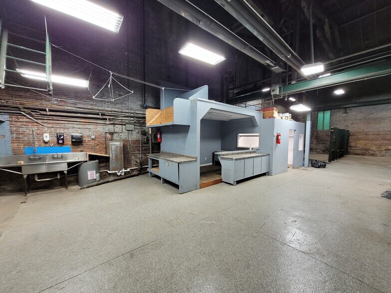 More Photos Of 1900 W Muhammad Ali Blvd, Louisville Manufacturing For Lease