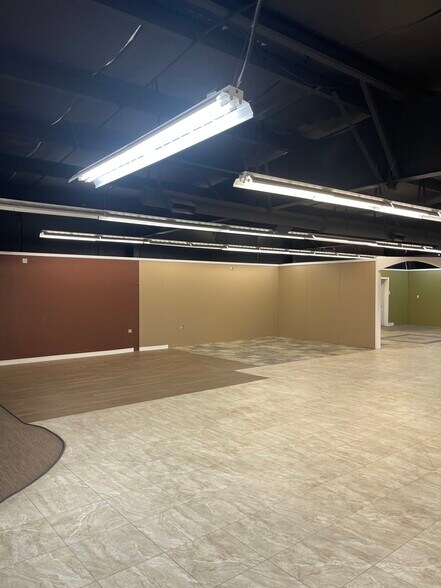 More Photos Of 680 SE 13th St, Ontario Showroom For Lease
