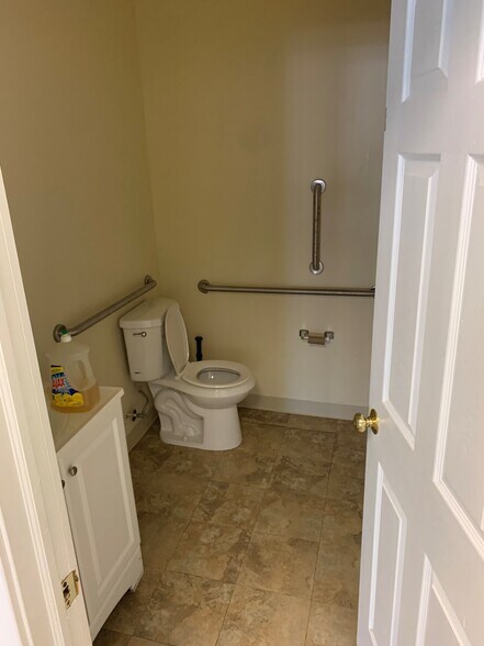 More Photos Of 204-212 W Market St, Newport Unknown For Lease