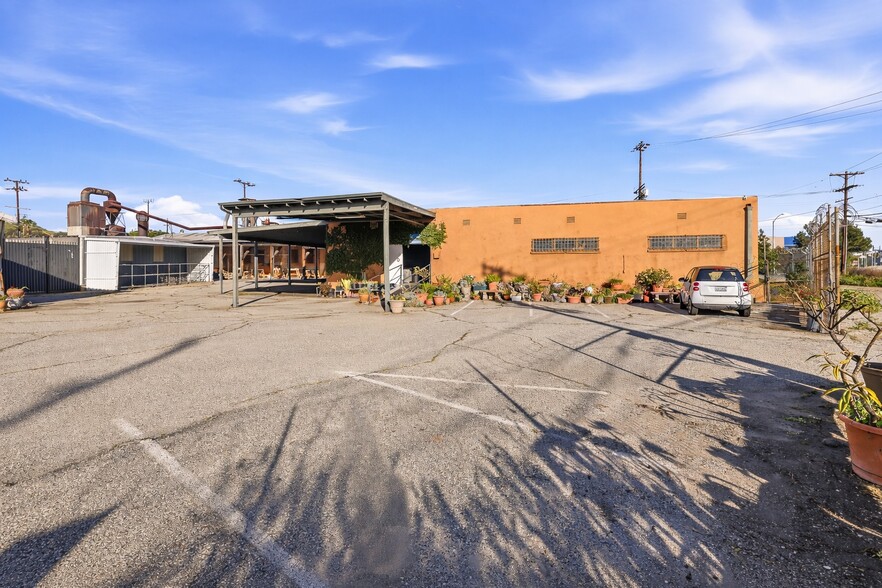 More Photos Of 1705 N Indiana St, Los Angeles Manufacturing For Lease