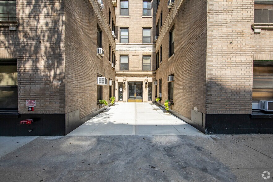 More Photos Of 145 W 71st St, New York Apartments For Lease