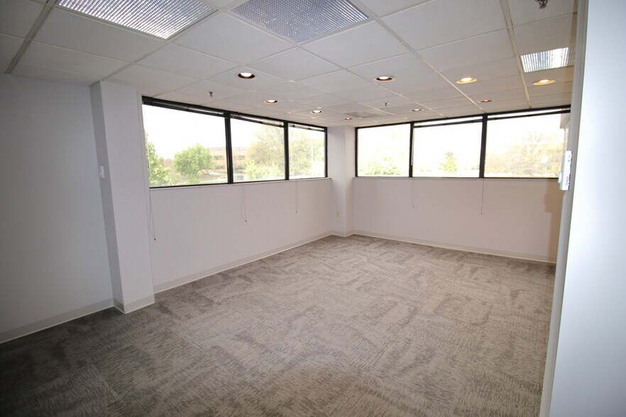 More Photos Of 21495 Ridgetop Cir, Sterling Medical For Lease