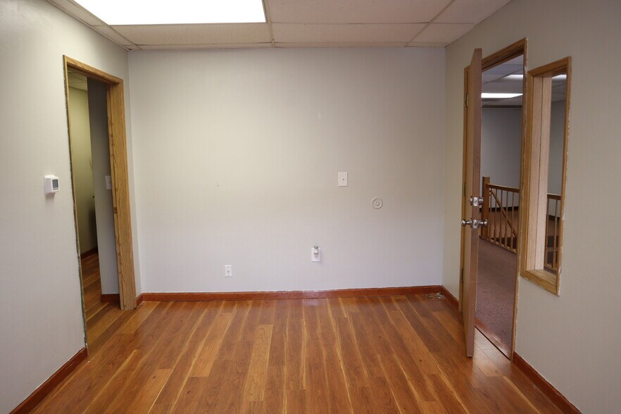 More Photos Of 100 E 19th St, Vancouver General Retail For Lease